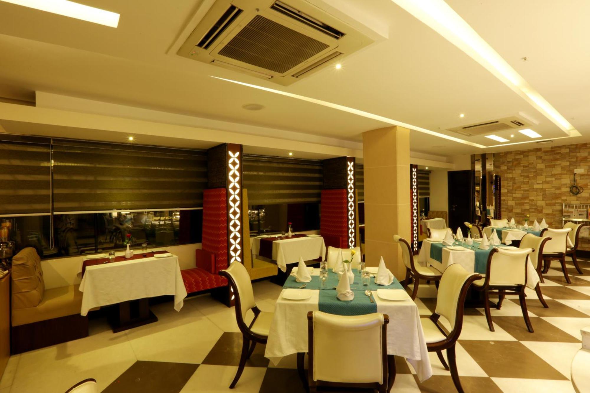 Cardinal Oxmo Delhi Airort 4* New Delhi