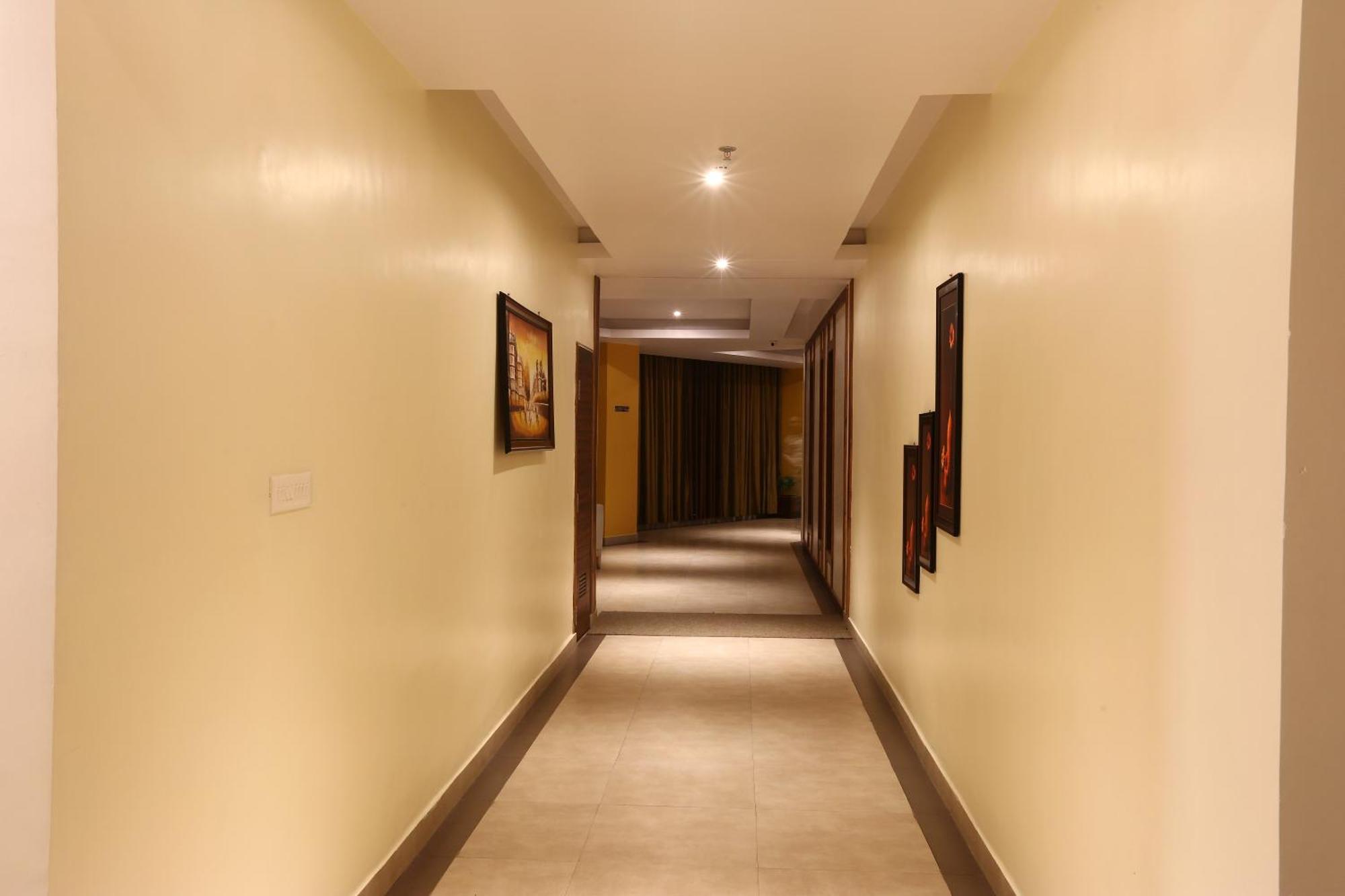 Cardinal Oxmo Delhi Airort 4* New Delhi